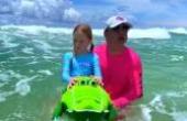 国外儿童时尚，小萝莉和爸爸一起海上冲浪，玩的超开心(8.3分时尚片)