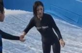 美女玩滑板冲浪，前一秒还挺淡定，下一秒教练松手就出糗了！(8.3分娱乐片)